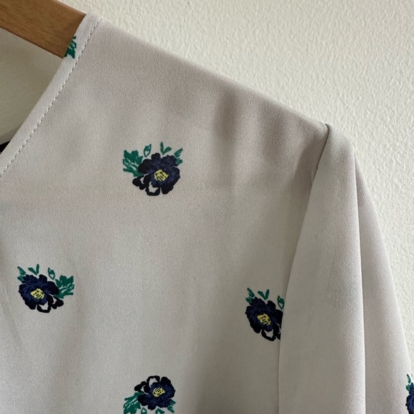 Banana Republic scalloped detail blouse - Picture 2 of 6